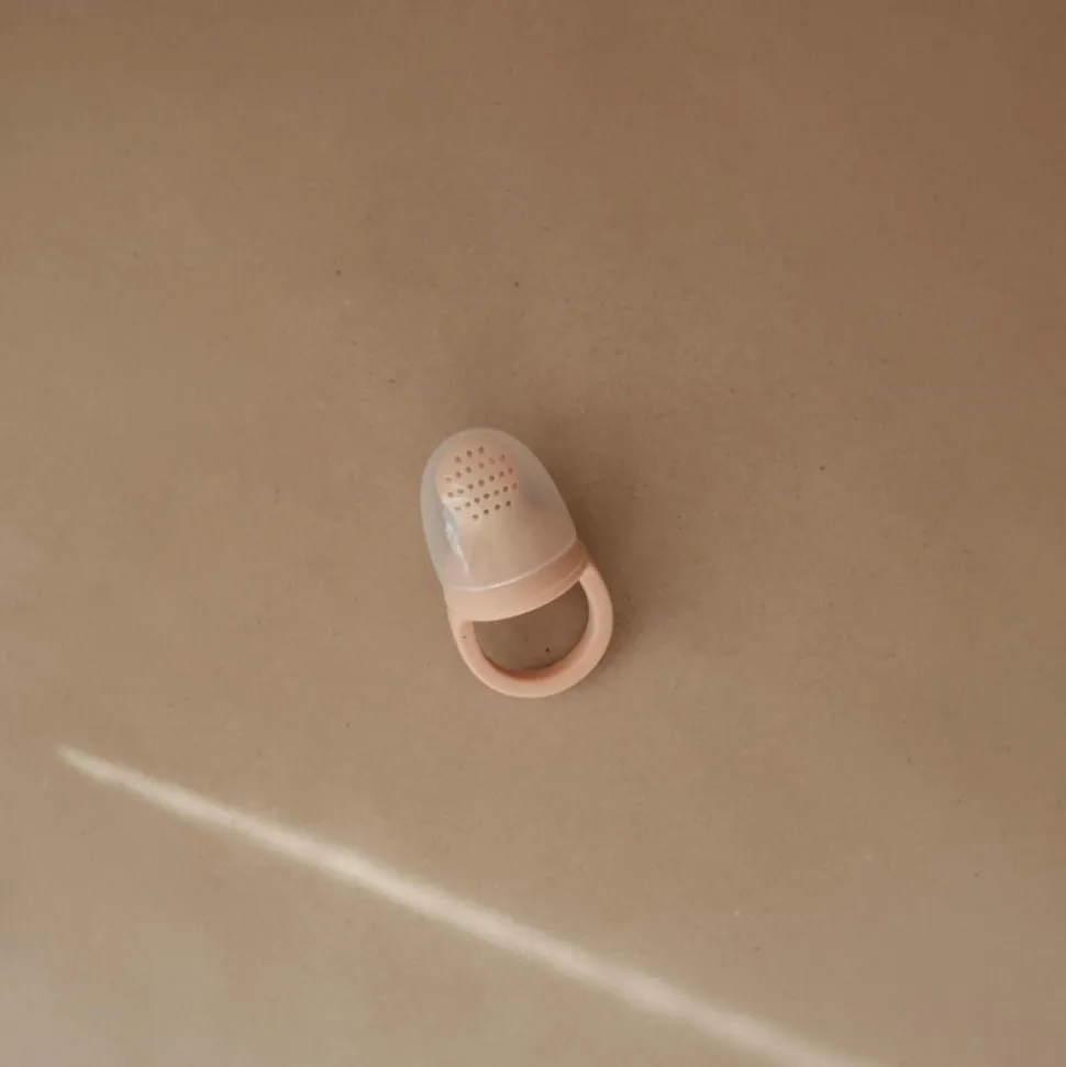 Mushie Fresh Food Feeder Blush