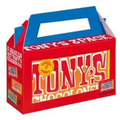 Tony's Chocolonely Regenboog Classics 3-packTony's Chocolonely Regenboog Classics 3-pack is het perfecte cadeautje voor iedereen die een verrassing verdient – je schoonmoeder, je verre tante of die nieuwe buurman. Deze kleurrijke verpakking zit tjokvol met Tony’s favoriete smaken: romige melkchocolade, melk karamel zeezout en melk met knapperige hazelnoot. Daar worden we nou blij van!Bevat drie heerlijke Tony’s chocoladesmakenRomige melkchocolade, melk karamel zeezout en melk met knapperige hazelnootPerfect als cadeau voor elke gelegenheidFairtrade en gemaakt met traceerbare cacao Aanvullende informatie BewarenOpslaan in een donkere ruimte met een temperatuur tussen 12 en 19 graden celcius. Niet bewaren bij sterk geurende producten. Ingrediënten MELKCHOCOLADE:suiker, volle melkpoeder, cacaoboter, cacaomassa, emulgator (lecithinen (soja)).MELKCHOCOLADE KARAMEL ZEEZOUT:suiker, volle melkpoeder, cacaoboter, cacaomassa, 10.00% karamelstukjes (suiker, glucesestroop, boter (melk), roompoeder (melk), emulgator (soja lecithine)), 0.50% zeezout, emulgator (lecithinen (soja)).MELKCHOCOLADE HAZELNOOT:suiker, volle melkpoeder, cacaoboter, cacaomassa, 10.00% hazelnoten, emulgator (lecithinen (soja)). Allergenen Bevat: Melk, Soja en Noten. Kan gluten, ei en noten bevatten. Allergenen Disclaimer Let op: Hoewel we zorgvuldig allergeneninformatie op onze productpagina’s verstrekken, kunnen de ingrediënten en allergenen in de producten door de fabrikant worden aangepast. Raadpleeg daarom altijd de verpakking voordat je het product consumeert, vooral als je een allergie of intolerantie hebt. De informatie op onze website is bedoeld als aanvullende ondersteuning en kan niet altijd het etiket op de verpakking vervangen. Bij vragen over allergenen of andere productinformatie, neem gerust contact met ons op. Voedingswaarde Voedingswaarde per 100 gramEnergie- 2284 kj / 546 kcalVet- 34 gramwaarvan verzadigd vet- 19 gramKoolhydraten- 51 gramwaarvan suiker- 49 gramEiwitten- 7.7 gramZout- 0.37 gram Fabrikant informatie Merk: Tony's Chocolonely Ean: 8719956493829 Artikel: 1019-120 Fabrikant: Tony's Chocolonely Reviews Schrijf jouw review Hoe controleren en plaatsen wij reviews? Plein plaatst enkel reviews van klanten en personen die het product daadwerkelijk gebruikt hebben, ook wanneer deze negatief of neutraal is. Voordat de review geplaatst wordt controleren we handmatig of deze écht is en voldoet aan onze reviewvoorwaarden. Wanneer het product op Plein gekocht is vermelden we dat bij de review. Plein betaalt niet voor reviews, wanneer een reviewer door een andere partij is vergoed staat dit erbij vermeld. Er zijn nog geen reviews geschreven. Schrijf als eerste een review. Tony's Chocolonely Regenboog Classics 3-pack 3 x 180 gr